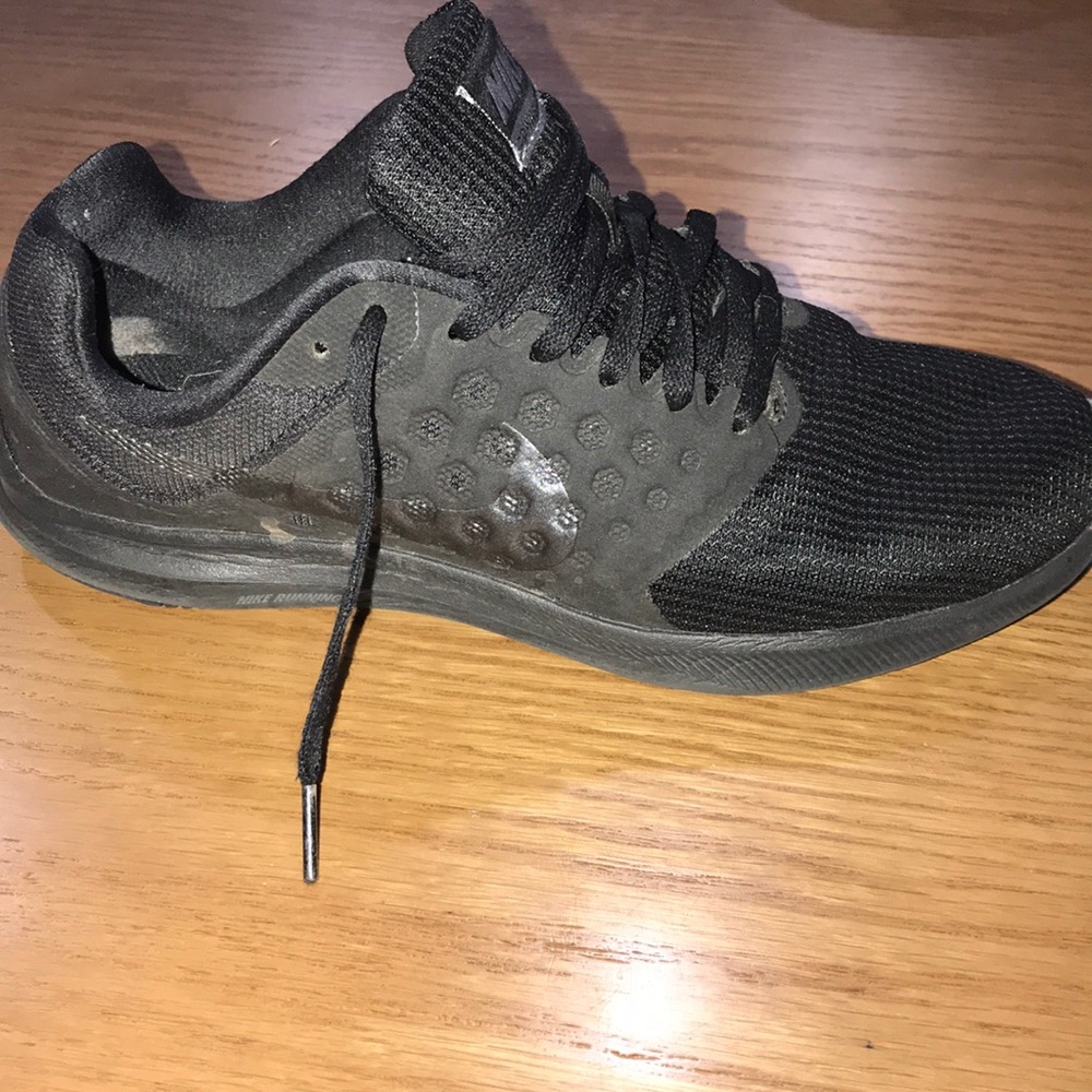 Black Nike’s Downshifter 7